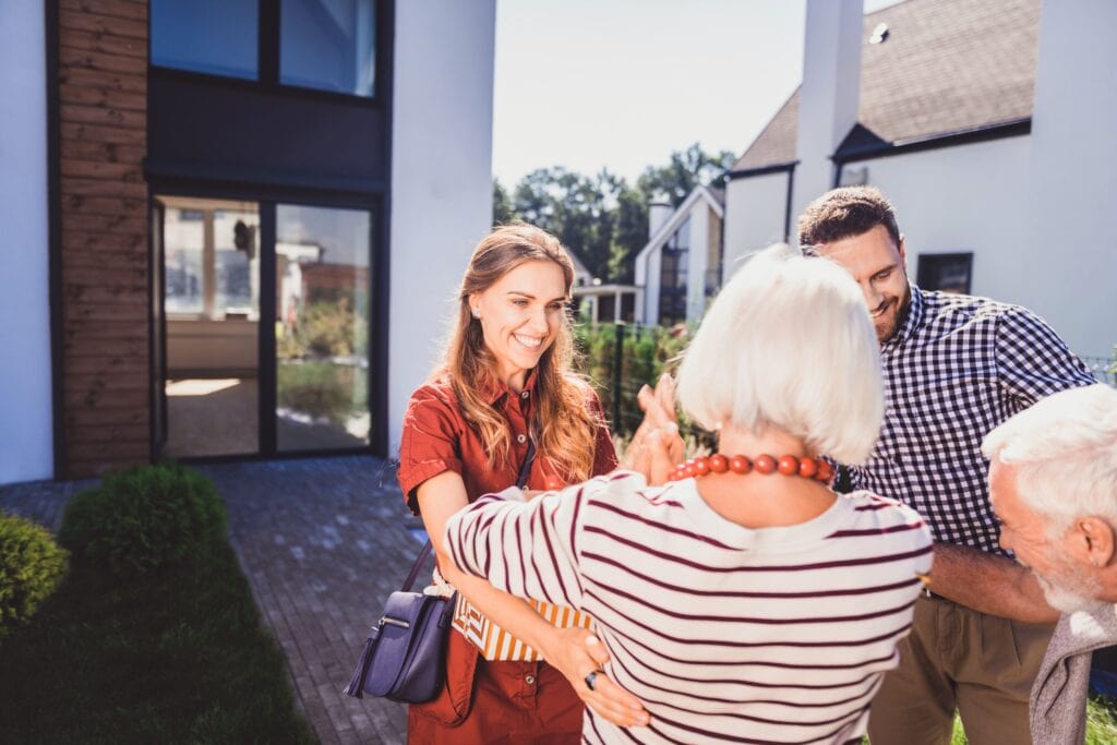 Hausverkauf innerhalb der Familie: Vorteile, Kosten und Vorgehensweisen